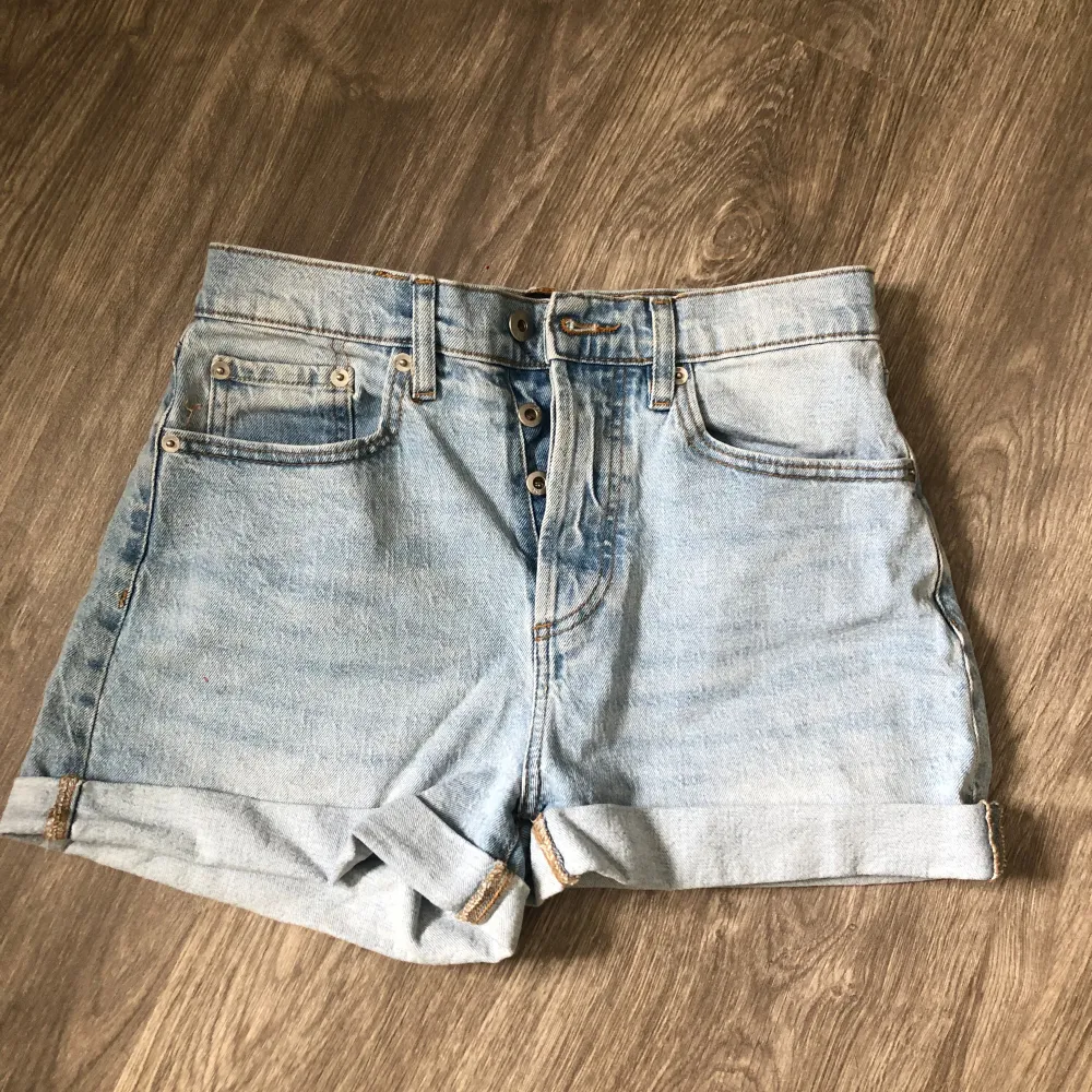 Jeans shorts från lager 157. Nästan aldrig använda. Benen är lika långa ser bara olika ut på bild . Shorts.