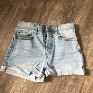Jeans shorts från lager 157. Nästan aldrig använda. Benen är lika långa ser bara olika ut på bild 