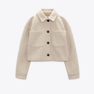 Kappa Zara - Kappa ifrån Zara, använd men i jättefint skick. Kom privat för fler bilder 🩷