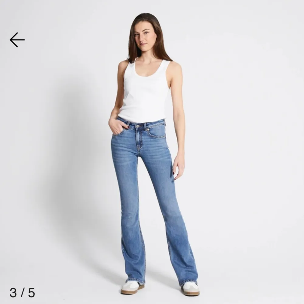 Säljer mina blåa Bootcut jeans som endast är testade, säljer då det ej är min stil❤️. Jeans & Byxor.