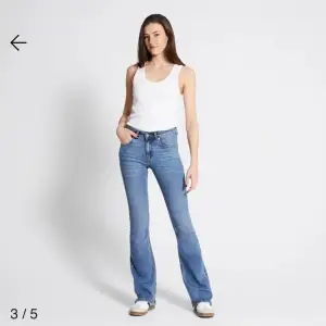 Säljer mina blåa Bootcut jeans som endast är testade, säljer då det ej är min stil❤️