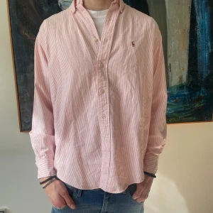 Ralph lauren skjorta - Tja säljer nu denna feta Ralph lauren skjorta som är perfekt nu mot vår/sommar! Nypris 1500kr. Mitt pris 599kr! Skriv vid frågor/funderingar?