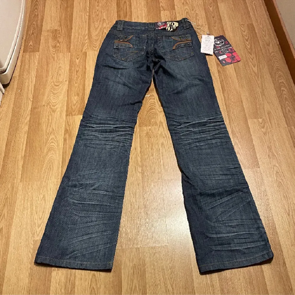 Fina unika jeans med låg midja. Söta detaljer på fram och bakfickorna. . Jeans & Byxor.