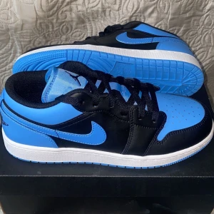 Air Jordan 1 Low (GS) - Helt nya och oanvända äkta Air Jordan 1 Low i färgen Baby blue. Finns ändats ett begränsat antal av dessa i sverige. Säljer dessa då det inte passar mig. Hör gärna av dig vid intresse eller fler bilder!💙