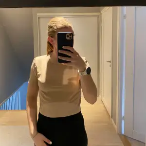 Beige t-shirt från Zara, knappt använd då den inte riktigt passar. Storlek L men sitter som M/S💕