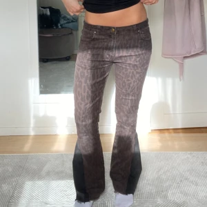 Utsvängda ganni jeans  - Säljer nu dessa sjukt snygga och unika lågmidjade utsvängda jeansen från ganni som jag har sytt ut själv!!🌟🌟