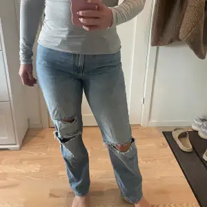 Coola jeans med slitningar 