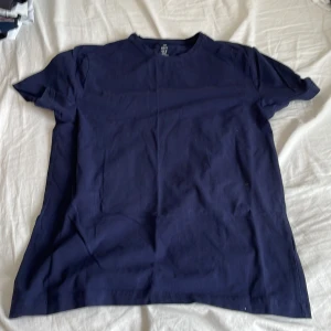HM t-shirt  - A en vanlig slim fit HM t-shirt har använt 1 gång skriv om ni undrar något 