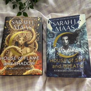 Crescent City 2 & 3 - Sarah J Maas  - I desperat behov av att göra plats i bokhyllan så säljer min standard utgåva av House of Sky and Breath, samt Waterstones Exclusive av House of Flame and Shadow för paketpris!  HOFAS inkl. Bryce & Hunt bonus kapitlar ⭐️  Priset är diskuterbart! 