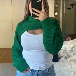Stickad topp💚 - Säljer denna söta topp från H&M, kom inte till användning & är i ny skick. Stickad, med en krage. Köpt för 179kr, säljer för 120kr💗 går bra att ge eget prisförslag, endast vid intresse.