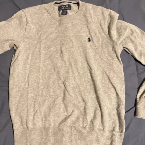 Ralph Lauren crewneck  - Grå Ralph Lauren tröja 9/10 skick inga defekter eller liknande Den är gråare i verkligheten Det är bara att fråga om du har någon fråga