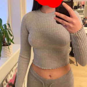 Supersöt tröja  - Tröja från hm med söta detaljer vid armarna och längst ner.