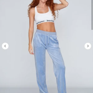 juicy couture byxor - säljer nu mina juicy couture byxor i färgen powder blue eftersom jag ej anvönder de längre! köpa på nelly för 1 199 kr och säljer nu för 400kr exclusive frakt💕 skriv privat för egna bilder