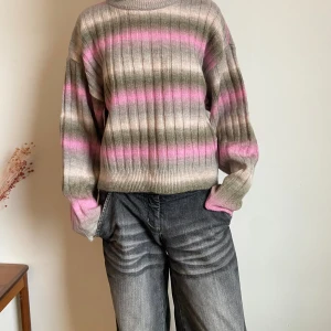 Stickad tröja  - Stickad tröja från hm, helt oanvänd och med prislappen kvar! 