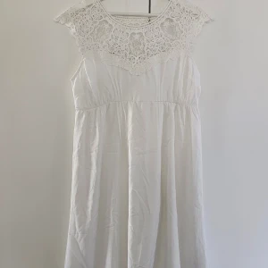 Klänning studentklänning stl 40/42 - Helt oanvänd. Liten fläck under spetsen men syns knappt.   Hund och katt finns i hemmet.