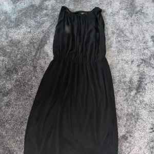 Svart Klänning  - Svart Klänning från Lindex. Det är ingen fläck på första bilden utan ljuset. Väldigt fin basic klänning. Funkar med mycket. Annars en fin bas om man vill sy något.