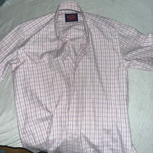 En rosa sommar skjorta som passar perfekt med jeans - Storlek L fast passar M Använd bara några gånger  Säljer pga liten storlek 