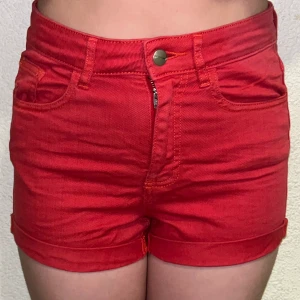 Röda jeansshorts  - Dessa snygga röda jeansshorts från Carlings är perfekta för sommardagar och festivaler. Endast använt två gånger och i utmärkt skick. Storlek S (för referens väger jag 50 kg och är 159 cm).