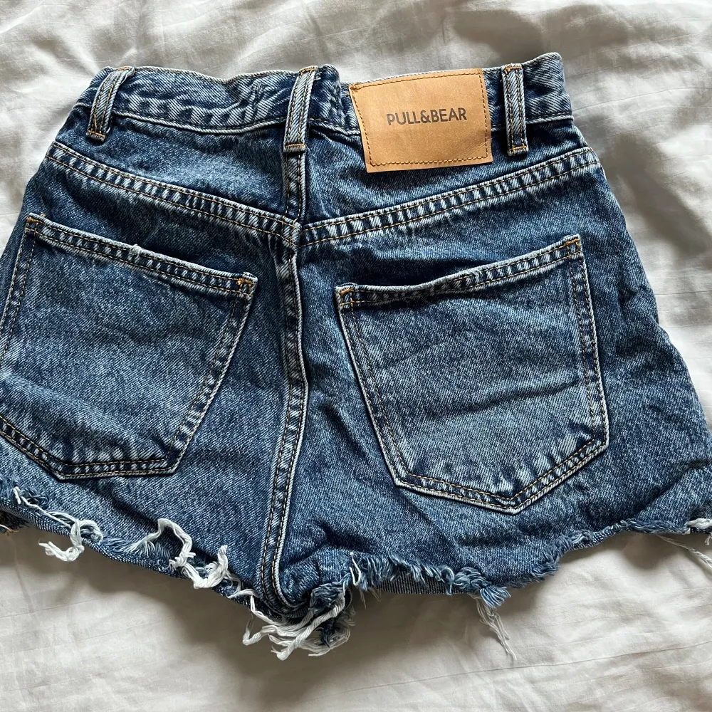 Blåa jeansshorts från Pull&Bear men snygga detaljer. Strolek xxs🫶🏽anvöbda fåtal gånger . Shorts.