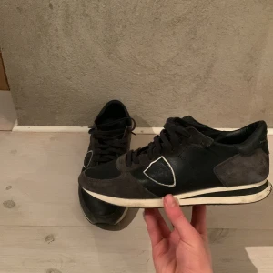 Phillipe Model Trainers - Intressekoll på mina extremt feta phillipe model trainers i en eftertraktad mörkblå färg! Grymt skick 8,5/10. Strl 41 passar≈42 och lite större👌. Kom med bud👍