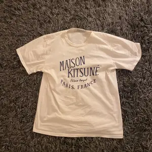 Säljer nu denna feta Maison Kitsune t shirt då jag tyckte att den inte passade. Köpte precis och har bara testat den en gång, så i nytt skick. Storlek L. Nypris 1000 kr. Lite stor i armarna men det är så dessa Mk t shirts är. Hör av er vid frågor !