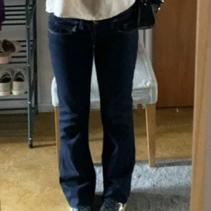 Lågmidjade mörkblå jeans - Jätte snygga lågmidjade bootcut jeansen ifrån Tommy hillfiger❤️Midja:74 innerbenslängden: 76 