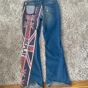 Säljer dessa snygga jeans, är 171 cm  lång och dom sitter bra i längden, midjemått är 40cm och längden från midjan och ner är 105cm, skriv för frågor💕