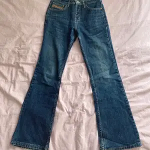 Supersnygga lågmidjade jeans!! Säljer då de inte används!! De är i storlek S och i superbra skick. Skriv för fler detaljer!! 💕