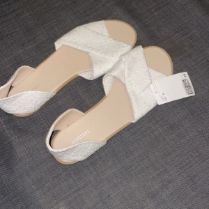 Sandaler - Ett par supersöta sandaler som är lite förstora för mig och där av aldrig använda utan bara testade. 