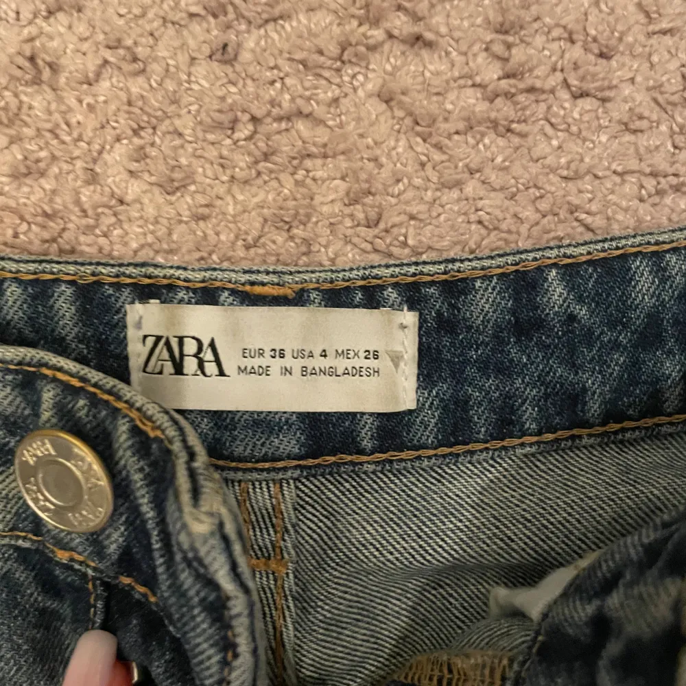 Zara mid rise jeans storlek 36. Jeans & Byxor.