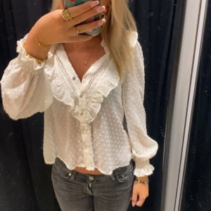 Blus - Blus med volang från zara