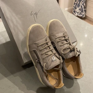 giuseppe zanotti - Säljer dessa sjukt snygga Giuseppe skor i storlek 38 (37,5) för ett riktigt bra pris ~ endast 799 :- ⭐️