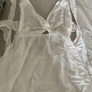 En fin vit klänning från ASOS men en öppen rygg och knytning i ryggen!💕 