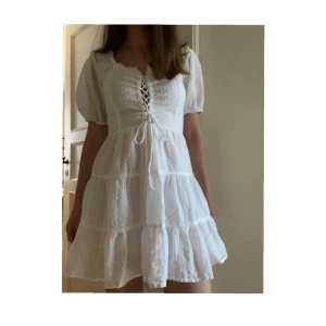 Studentklänning - Studentklänning från Neon Rose. Storlek XS / 34. Köpt på Vinted. Aldrig använd av mig. I mycket bra skick! 