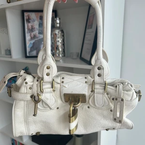 Chloé Väska - Super snygg väska, lite sliten på vissa ställen därav priset!💕