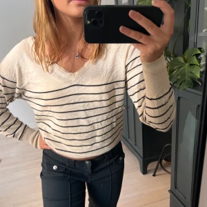 TRÖJA ZARA - så fin beige tröja från zara med ränder och spetsdetalj, storlek S🤎