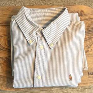 Ralph Lauren Skjorta Blå Vit Randig  - En av sommarens absolut snyggaste skjorta till salu, felfri, storlek M