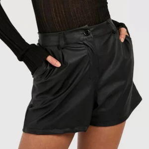 Skinnshorts 🙌🏼🙌🏼 - Säljer nu dessa as snygga shortsen som passar i ALLA tillfällen, kan både kläs upp o ner 🙌🏼❤️ Tyvärr var dom för stora för mig o hade redan dragit av lappen, därför säljer jag dom 💓