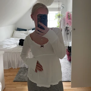 Vit Odd Molly tröja - Vit långärmad Odd Molly tröja, tunn i materialet och med vinröda detaljer. Har några fläckar längst ner på ärmen men inget som syns när man har på sig den. Pris kan diskuteras🩵