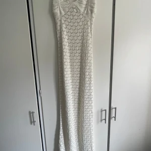 Virkstickad klänning - Från NAKD. Fint skick, enbart använd en gång. Superfin till beachclub eller stranden!