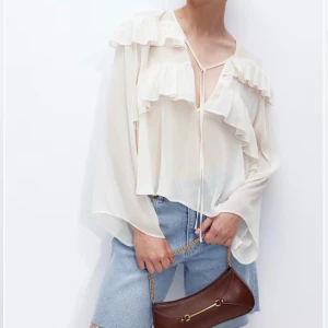 Blus - Säljer denna fina blus från h&m då den inte kommer till användning, har använt den 1-2 gånger. Ursprungligt pris 299kr. Köp genom ”köp” knappen💕💕