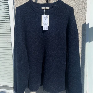 Mörk blå stickad tröja  - Säljer denna super fina stickade tröjan, aldrig använda, även prislapp kvar som syns på bilderna. Det är en stickad tröja i en mörkblå färg och storlek M. Säljer pågrund av att jag aldrig fått tillfälle för att använda den. Nypris 399, säljs för 310