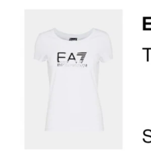 Vit t-shirt från EA7 - En vit t-shirt från EA7 med korta ärmar och en tryckt logotyp på framsidan.