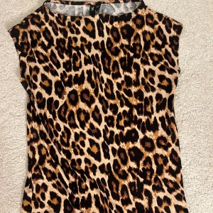 Leopard topp - Helt ny med prislapp kvar! 🐆🤎