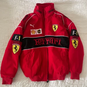 Ferrari racing nascar jacket, vintage 90s, former 1, F1, Michel Schumacher - LÄS BESKRIVNING INNAN KÖP.                       Köpt vintage på Vestiaire collective, äkthet verifierad av online experter  XS Längd x bredd 51 x 45 Armlängd 35/36 cm Två svarta märken, se bilder