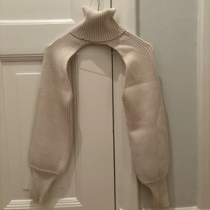 Stickade ”armar” / bolero - Stickade ”armar” med polokrage från Zara. Storlek M men passar de flesta storlekar! Jag är vanligtvis en S och de passar mig utmärkt. (Första bilden lånad från Pinterest)