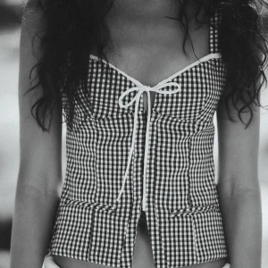 Oanvänd Zara topp - Säljer min jättefina topp från Zara som är helt slutsåld, prislapp kvar ❤️‍🔥 ha två  likadana så säljer därför 