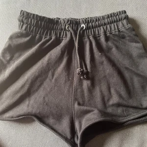 Mjukis shorts  - Knappt använda mjukis shorts. 34 cm rakt över men är väldigt stretchiga och 30 cm i längden. Har inga skador. Kontakta för mer information💕