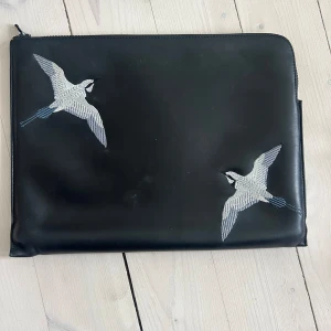 Axel Arigato datorfodral  - Datorfordral svart. Lite slitet där av priset, men inga defekter som påverkar dess funktion. 