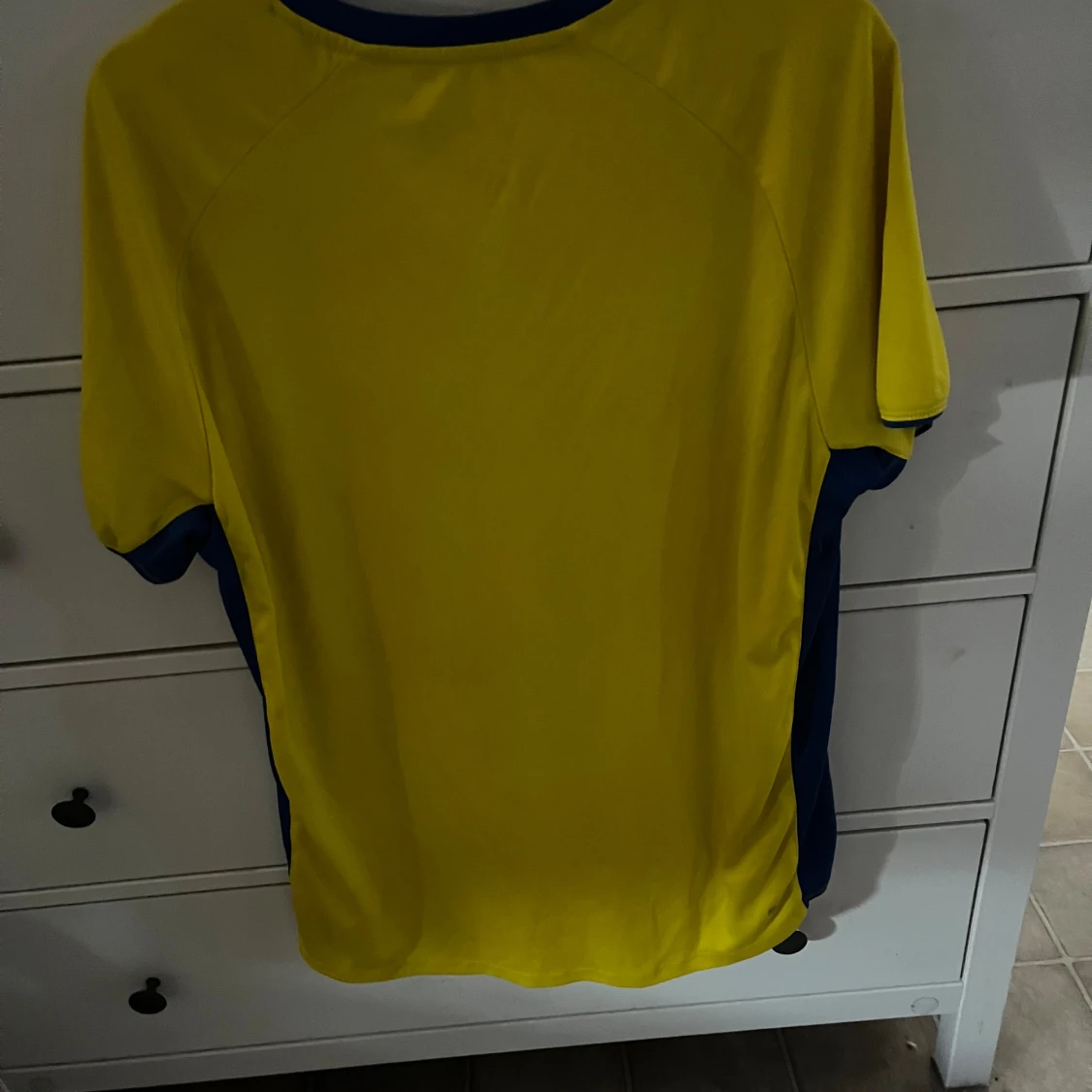 Gul fotbollströja med blå detaljer - 90